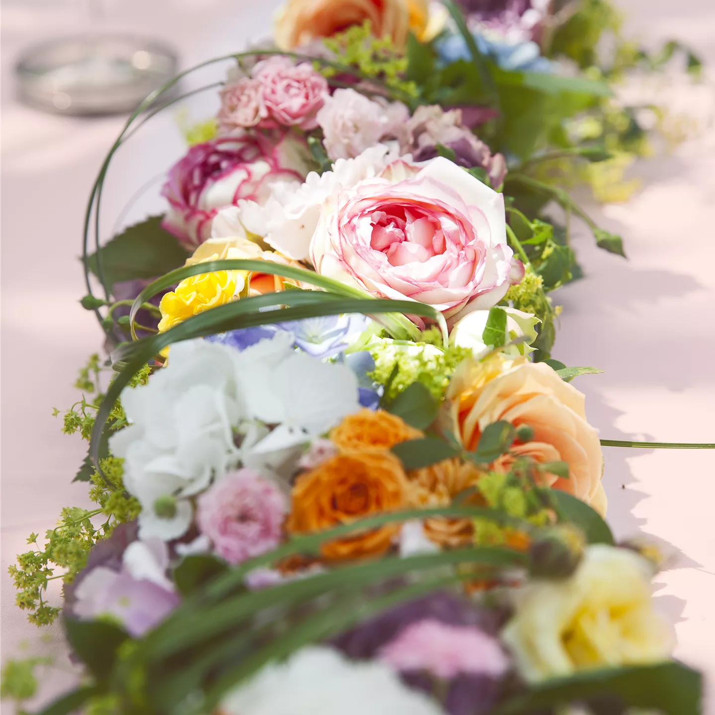 Blumen als ideale Tischdeko für den wichtigsten Tag im Leben